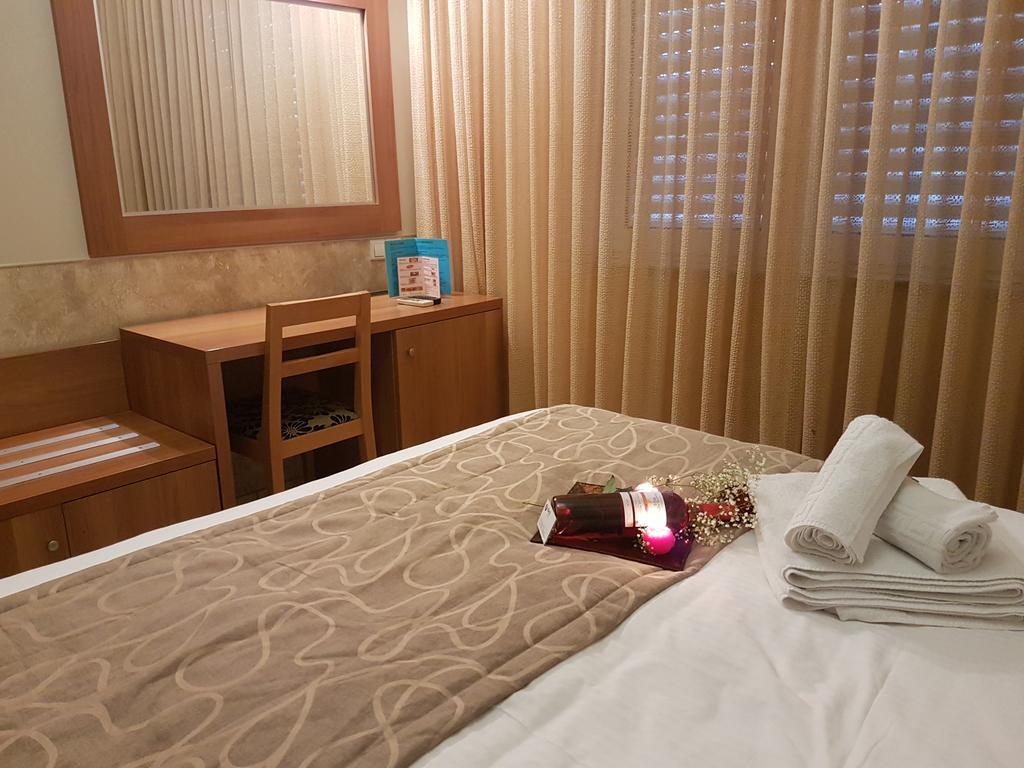 Hotel Ideal Piraeus Exterior photo