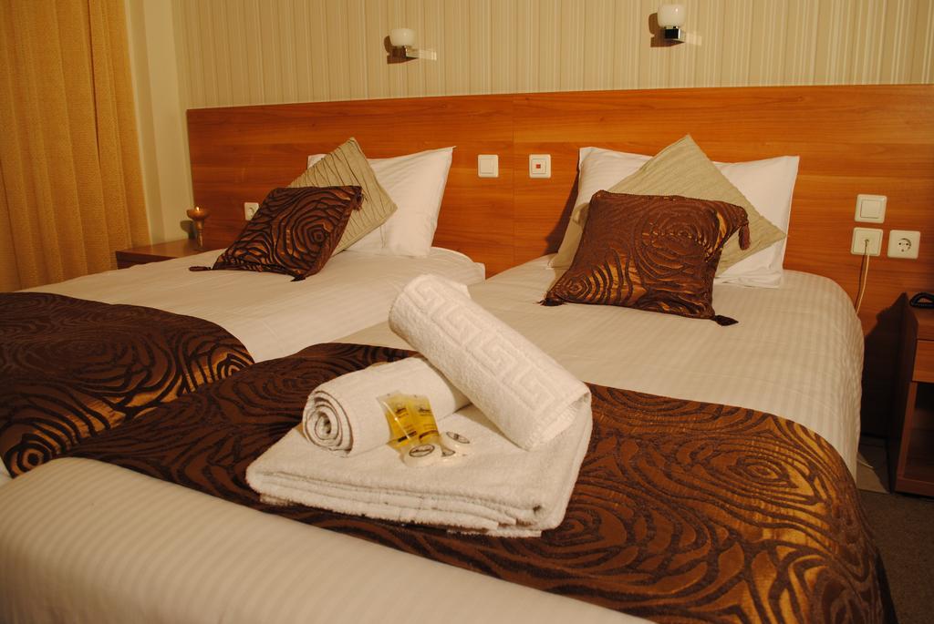 Hotel Ideal Piraeus Exterior photo