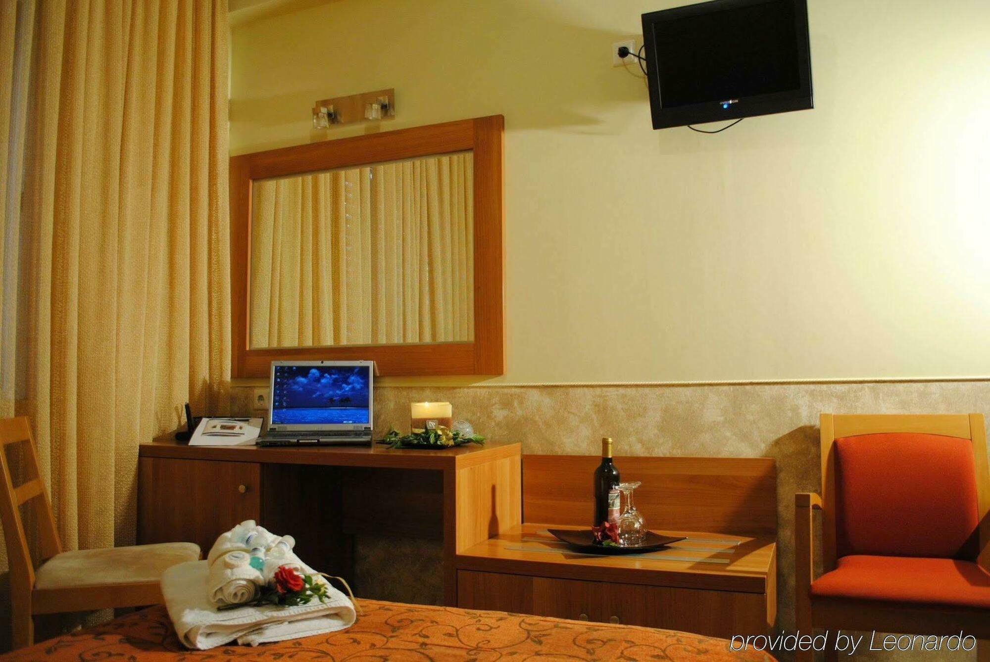 Hotel Ideal Piraeus Exterior photo